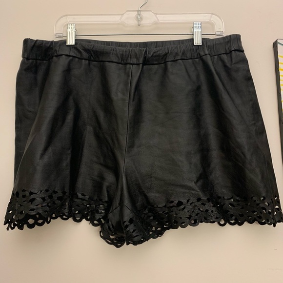 Diane von Furstenberg Andi Lasercut Leather Short - Picture 2 of 8